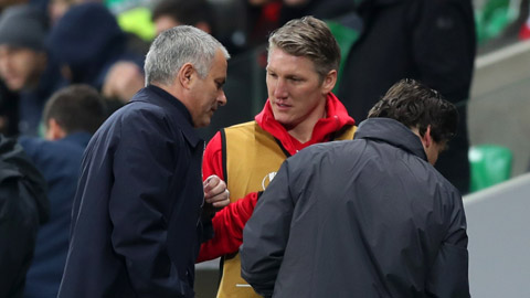 Van Gaal chỉ trích Mourinho quá tệ bạc với Schweinsteiger