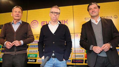 Dortmund tính kí hợp đồng dài hạn với Stoeger