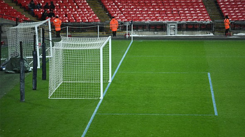 Tottenham liên tục đổi màu vạch kẻ sân Wembley để làm gì?