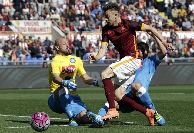 El Shaarawy (áo sẫm) và đồng đội đủ sức giành điểm trên sân của Napoli