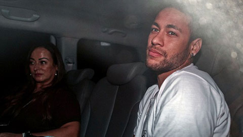 Neymar bên mẹ trước ngày phẫu thuật