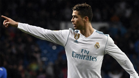 Ronaldo cán mốc 300 bàn tại La Liga sớm hơn Messi