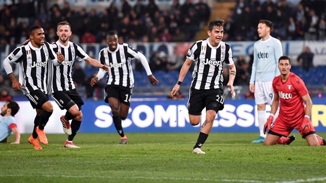 Trong ngày Napoli thua Roma, Juventus (áo sọc) đã hạ Lazio để áp sát hơn nữa ngôi đầu bảng