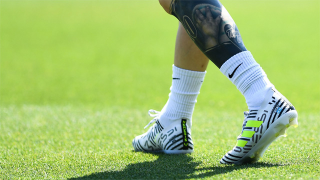Từ năm 2017 tới giờ Messi dùng giày có tên Adidas Nemeziz