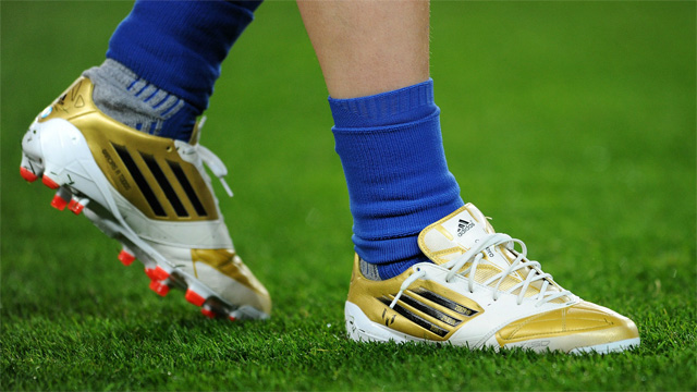 Năm 2012, Messi gây chú ý khi mang giày Adidas F50 Adizero có in logo của riêng anh ở gót