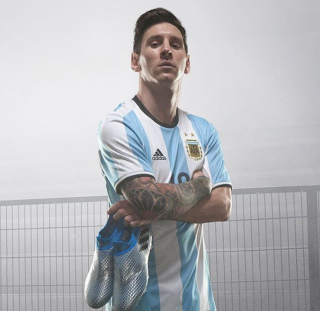 Một năm sau, mẫu giày Adidas thiết kế cho Messi đổi tên thành Adidas Messi 15