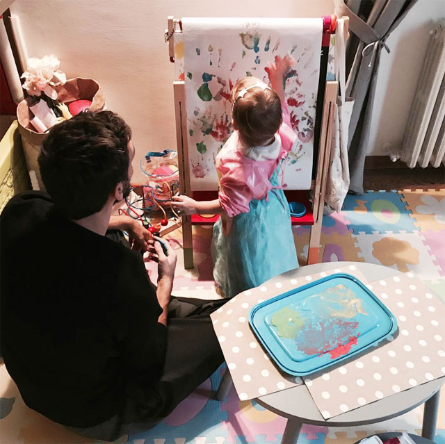 Bức ảnh Astori xem con gái vẽ tranh