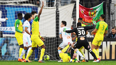 Marseille 1-1 Nantes: Trận hòa gây tranh cãi