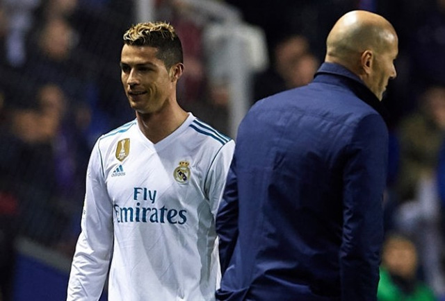 Zidane là người đã kìm hãm sự tham lam vô độ của Ronaldo