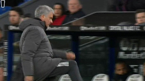 Mourinho thoát án phạt đá chai nước về phía cổ động viên