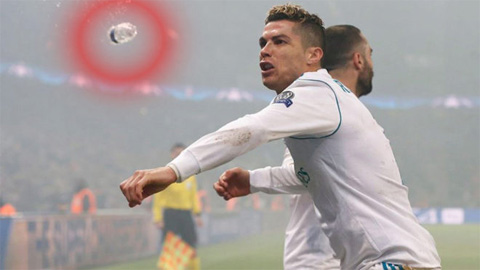Ronaldo suýt bị ném chai nước vào đầu