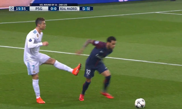 Ronaldo có tình huống định đá sau Alves để trả đũa tình huống bị đẩy trước đó