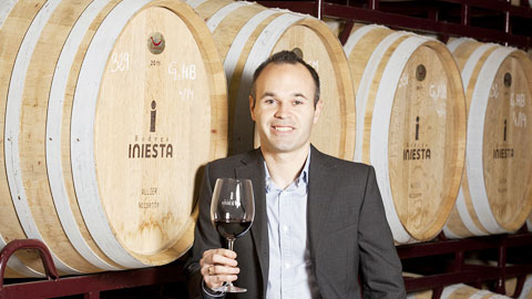 Đại gia Trung Quốc lôi kéo Iniesta bằng…  2 triệu chai vang