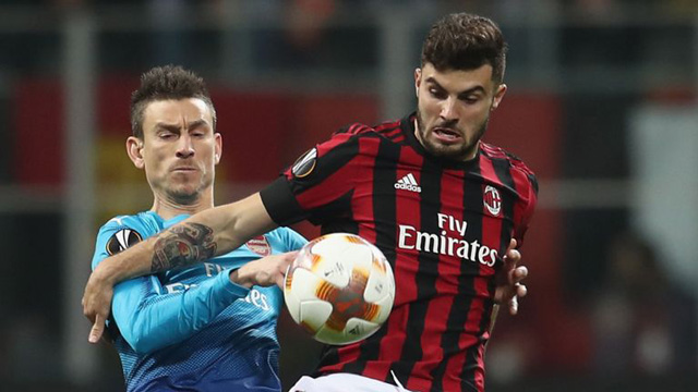 Một Milan có phong độ cao đối đầu với Arsenal gặp khủng hoảng
