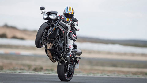 Siêu mô tô Triumph Speed Triple RS phô diễn kỹ năng tuyệt đỉnh