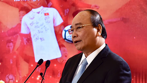 Thủ tướng trao 20 tỷ đồng từ đấu giá bóng, áo đấu U23 Việt Nam cho 20 huyện nghèo
