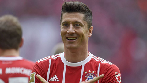 Lewandowski lập một loạt cột mốc ghi bàn cho Bayern