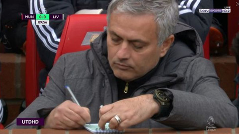 Mourinho viết gì trong sổ tay ở trận gặp Liverpool?