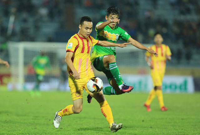 Nam Định (áo vàng) có được 1 điểm trong ngày trở lại V.League - Ảnh: Đức Cường