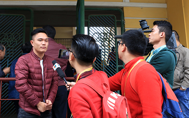 Cựu tuyển thủ Lê Quang Hùng, người từng trưởng thành từ bóng đá Nam Định cũng hòa vào dòng người đến sân để cổ vũ các đồng đội cũ. 