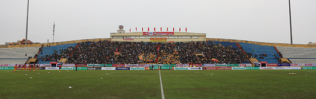 Trong sân, 2 tiếng trước giờ bóng lăn, các khán đài đã bắt đầu được phủ kín bởi hàng vạn CĐV. 