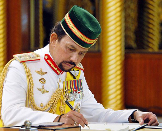 Anh là cháu trai của Quốc vương (Sultan) Brunei, Hassanal Bolkiah