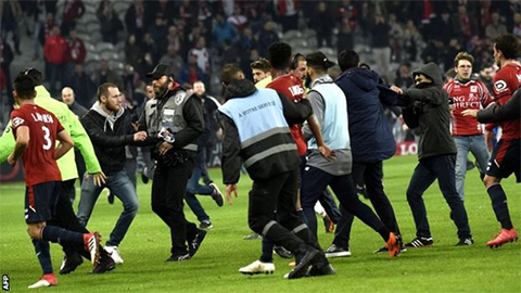 Cầu thủ Lille bị CĐV nhà đuổi đánh