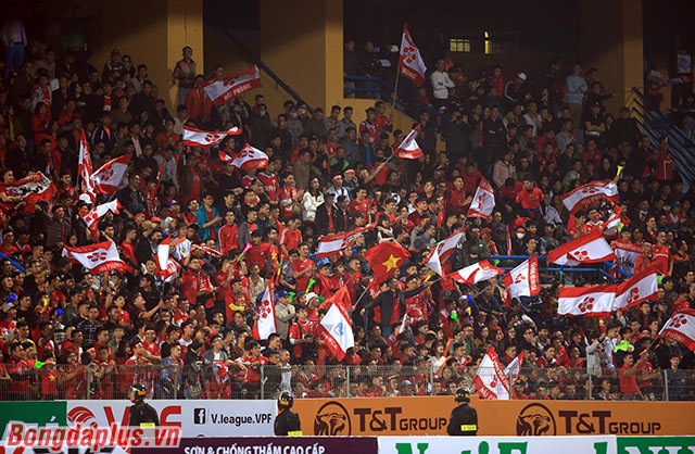 Sắc tím trẻ trung của Hà Nội đan xen với sắc đỏ truyền thống của Hải Phòng tạo nên một trận đấu đầy cuồng nhiệt. Đây cũng xứng đáng là cuộc đối đầu có chất lượng chuyên môn cao nhất vòng 1 V.League 2018.