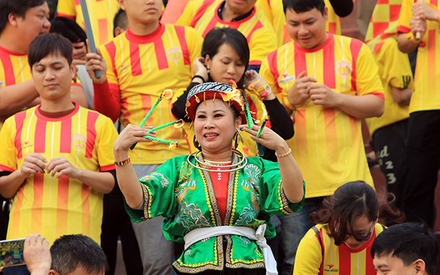 Tuy vậy, nó không ảnh hưởng đến bầu không khí lễ hội được tạo ra bởi hàng vạn NHM thành Nam trên khán đài. Thậm chí, CĐV Nam Định còn tổ chức hầu đồng ngay tại trên khán đài. 