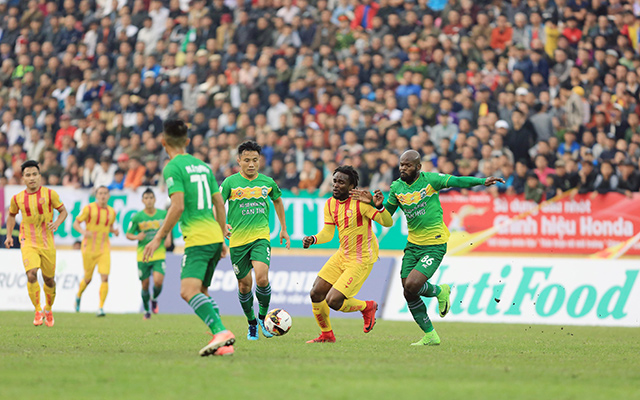 Ngay sau tiếng còi khai cuộc của trọng tài Nguyễn Hiền Triết, cả hai đội đẩy nhanh tốc độ trận đấu, với nhiều đợt hãm thành về khung thành của nhau. 