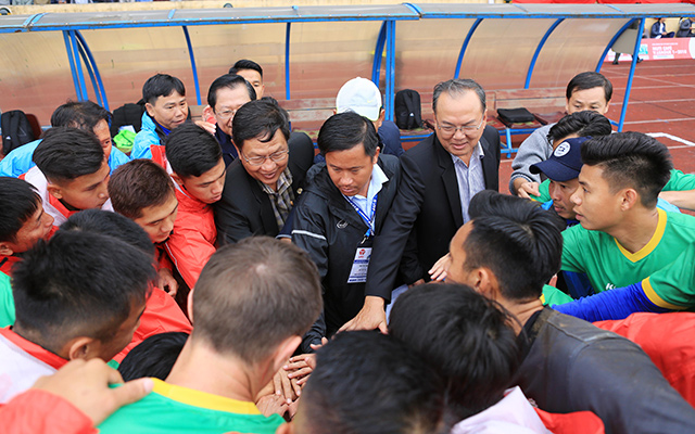 Bên trong sân, cả hai đội bóng thể hiện sự quyết tâm lớn cho trận đấu mở màn mùa giải mới. Chuyến làm khách gặp Nam Định là trận đấu ra mắt của HLV Đinh Hồng Vinh trên cương vị thuyền trưởng của XSKT.Cần Thơ. 