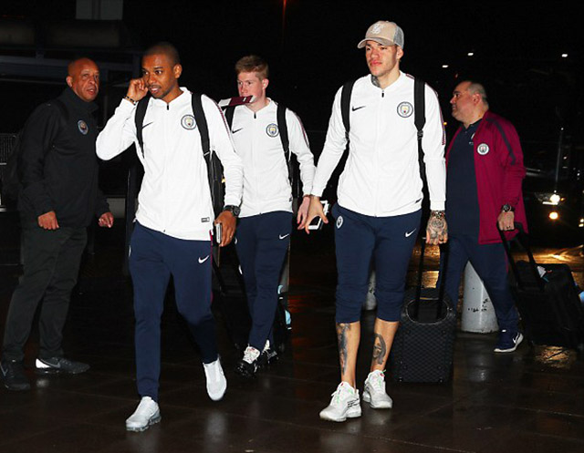 Các cầu thủ Man City rời sân bay ở Manchester lúc đêm
