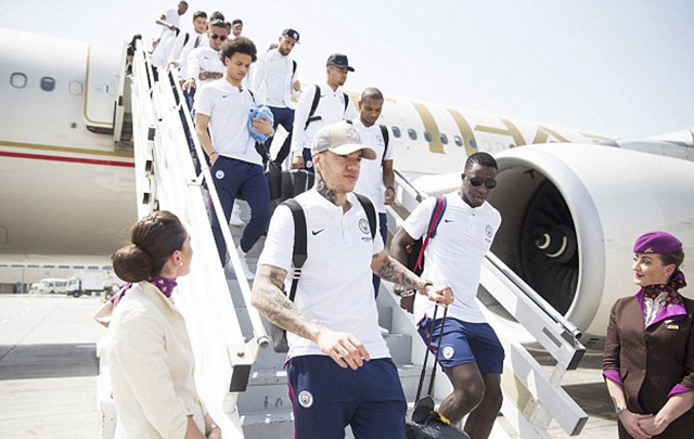 Các cầu thủ Man City xuống sân bay tại Abu Dhabi
