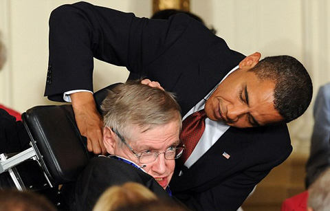 Tổng thống Mỹ Barack Obama trao Huân chương Tự do cho Hawking năm 2009