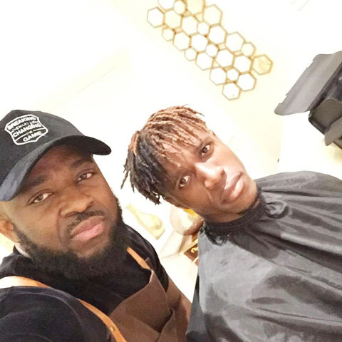 Zaha đã quen mời Okyere về nhà cắt tóc