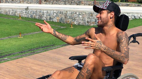 Neymar nhận gạch đá vì đóng giả Stephen Hawking