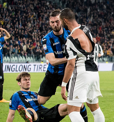 Trung vệ phía Juventus đẩy ngã tiền vệ phía Atalanta