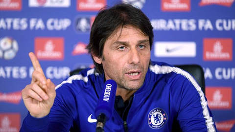 Conte gia tăng căng thẳng với BLĐ Chelsea