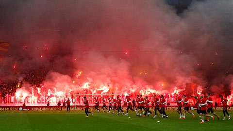 Hãi hùng với màn đốt pháo sáng của CĐV Galatasaray