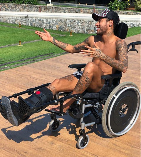 Neymar đang điều trị chấn thương bàn chân mới gặp hồi tháng 2