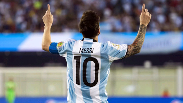 Messi rất khao khao được nâng trên tay chiếc cúp vàng World Cup