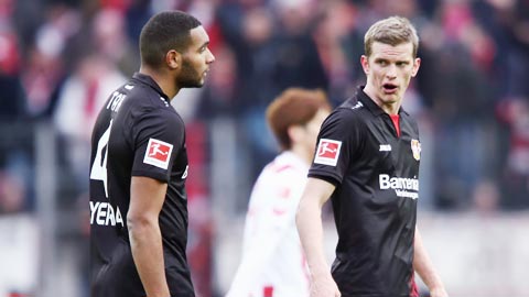 Leverkusen rơi khỏi Top 4