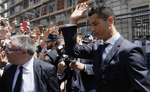 Ronaldo vẫn chưa thoát khỏi vụ kiện trốn thuế