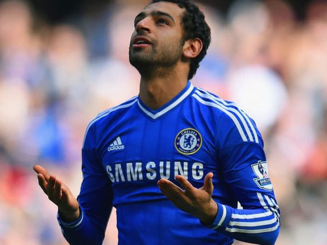 Salah đang dẫn đầu danh sách Chiếc giày vàng châu Âu với việc ghi tới 28 bàn tại Ngoại hạng Anh mùa này. Anh thậm chí còn xếp trên cả Lionel Messi và Cristiano Ronaldo. Nhưng dưới thời Mourinho, Salah chỉ được thi đấu 19 trận cho Chelsea trước khi bị đẩy sang Fiorentina dưới dạng cho mượn.