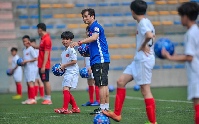 Trợ lý Bae Ji Won tận tình hướng dẫn các cầu thủ nhí chơi bóng 