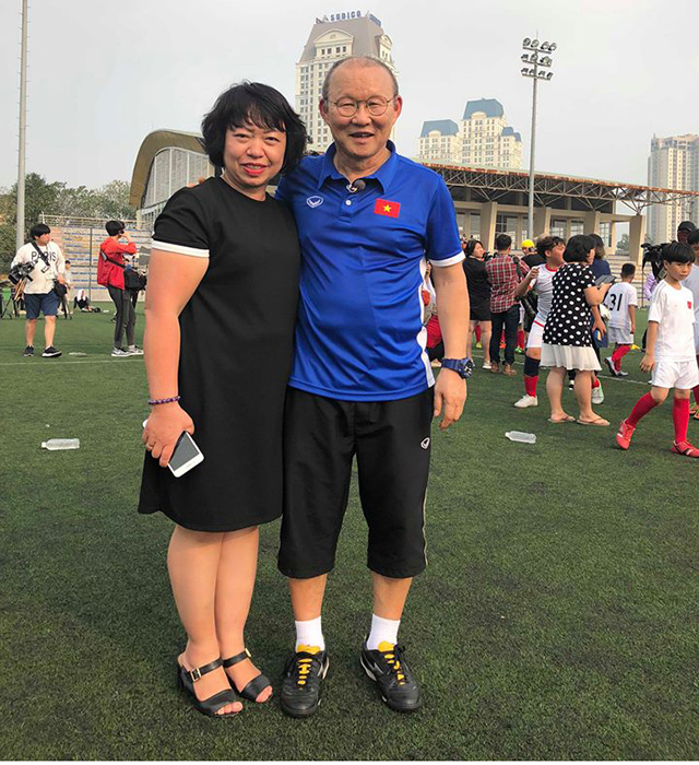 HLV Park Hang Seo chụp hình lưu niệm với bà Nguyễn Thị Vân Anh Giám đốc Trung tâm HYS
