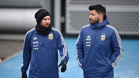 Aguero hướng dẫn Messi tập luyện ở Man City