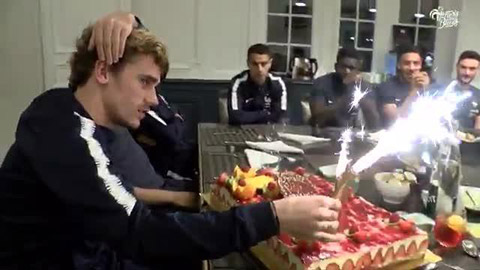 Griezmann đón sinh nhật ấm áp trên tuyển Pháp