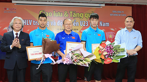 HLV Park Hang Seo và ĐT U23 Việt Nam nhận món quà tri ân