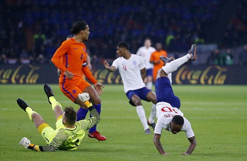 Sterling khiến hàng thủ Hà Lan có trận đấu toát mồ hôi hột